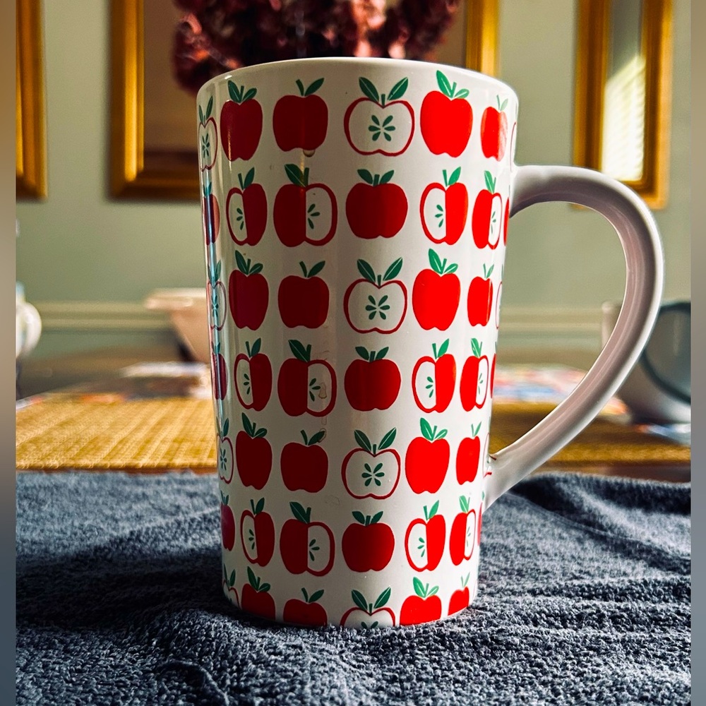 🧨Apple Decor Beautiful Coffee Mug (Great Condition)(SEND OFFERS OVER $8‼️) 🧨